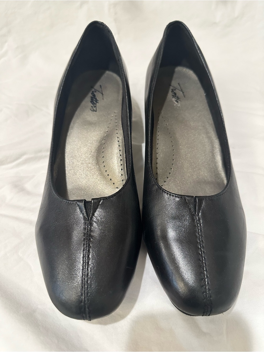 Classic Black Trotters Women's Low Heel Pumps 9.5 Wide